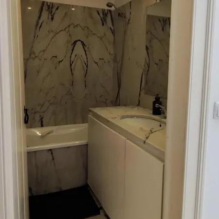 Triplo Com Wc Privativo No Coracao Do Chiado * Lisbon